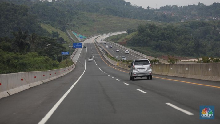 Pengendara melewati jalan tol Cileunyi-Sumedang-Dawuan (Cisumdawu) di Sumedang, Jawa Barat, Rabu (21/12/2022). Pengendara melewati jalan tol Cileunyi-Sumedang-Dawuan (Cisumdawu) di Sumedang, Jawa Barat, Rabu (21/12/2022). (CNBC Indonesia/Tri Susilo)