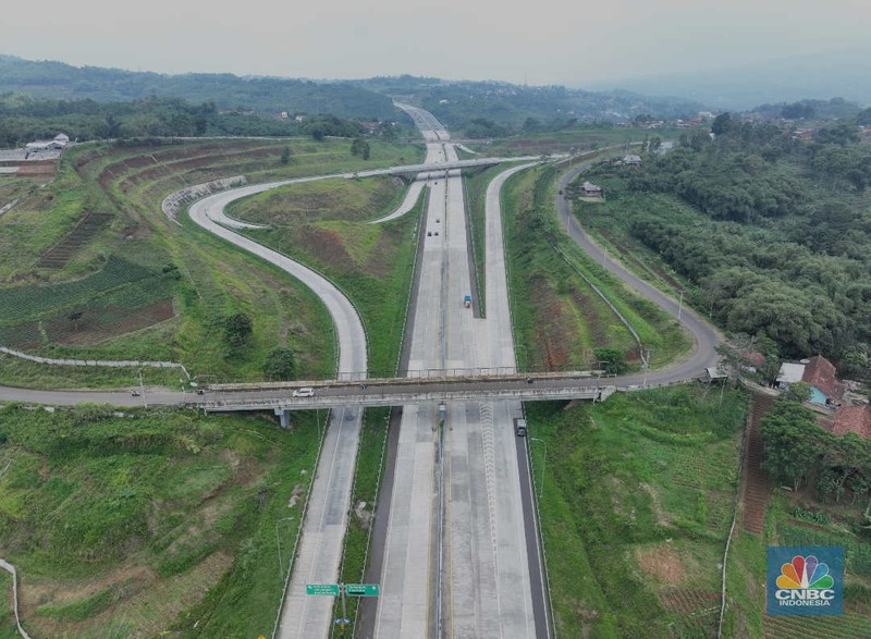 Pengendara melewati jalan tol Cileunyi-Sumedang-Dawuan (Cisumdawu) di Sumedang, Jawa Barat, Rabu (21/12/2022). (CNBC Indonesia/Tri Susilo)