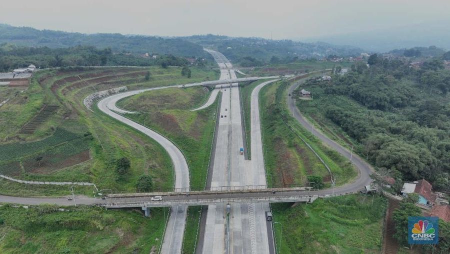 Pengendara melewati jalan tol Cileunyi-Sumedang-Dawuan (Cisumdawu) di Sumedang, Jawa Barat, Rabu (21/12/2022). (CNBC Indonesia/Tri Susilo)