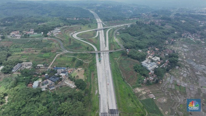Pengendara melewati jalan tol Cileunyi-Sumedang-Dawuan (Cisumdawu) di Sumedang, Jawa Barat, Rabu (21/12/2022). (CNBC Indonesia/Tri Susilo)