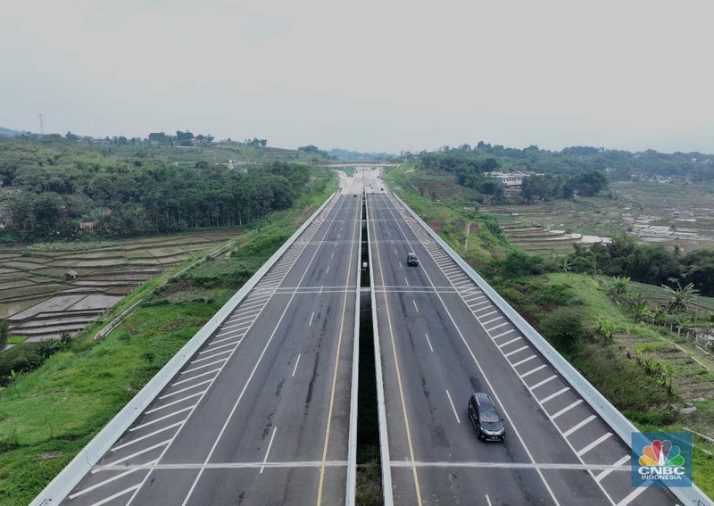 Pengendara melewati jalan tol Cileunyi-Sumedang-Dawuan (Cisumdawu) di Sumedang, Jawa Barat, Rabu (21/12/2022). (CNBC Indonesia/Tri Susilo)