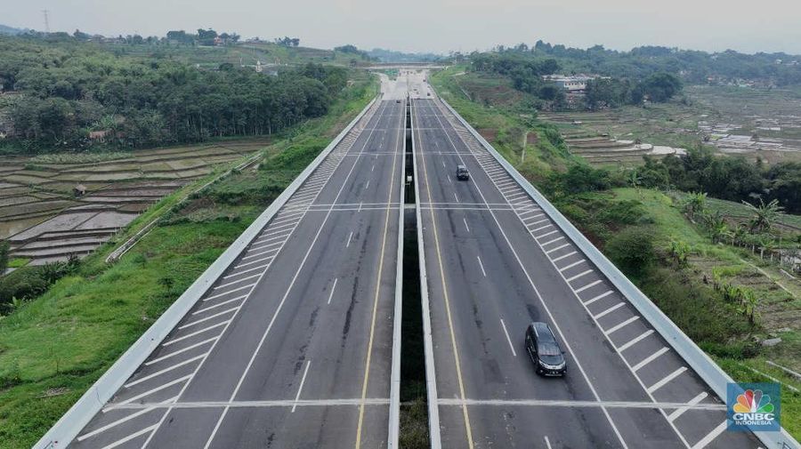 Pengendara melewati jalan tol Cileunyi-Sumedang-Dawuan (Cisumdawu) di Sumedang, Jawa Barat, Rabu (21/12/2022). (CNBC Indonesia/Tri Susilo)