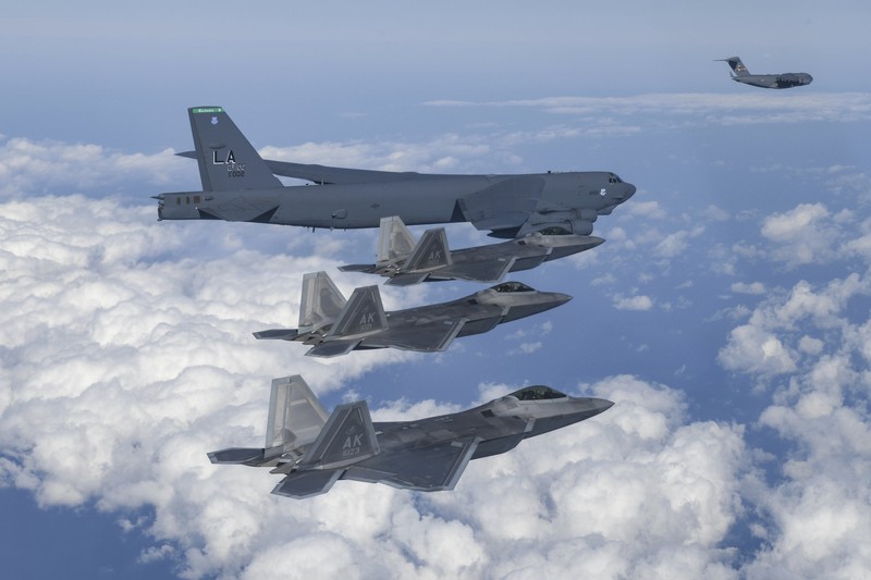 Pesawat pengebom B-52 AS, C-17 dan F-35 Angkatan Udara Korea Selatan terbang di atas Semenanjung Korea selama latihan udara bersama di Korea Selatan Pesawat pengebom B-52 AS, C-17 dan F-35 Angkatan Udara Korea Selatan terbang di atas Semenanjung Korea selama latihan udara bersama di Korea Selatan, Selasa (20/12/2022). Amerika Serikat mengerahkan sejumlah jet tempur pengebom dan siluman berkemampuan nuklir ke Semenanjung Korea. Pengerahan itu dilakukan dalam sebuah latihan unjuk kekuatan kepada Korea Utara usai adik perempuan Pemimpin Tertinggi Korut Kim Jong Un, Kim Yo Jong, mengancam akan menguji coba rudal balistik antarbenua dengan jarak sesungguhnya yang dapat mencapai daratan AS. (South Korean Defense Ministry via AP)
