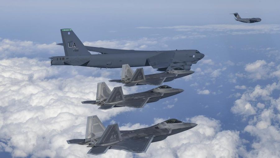 Pesawat pengebom B-52 AS, C-17 dan F-35 Angkatan Udara Korea Selatan terbang di atas Semenanjung Korea selama latihan udara bersama di Korea Selatan, Selasa (20/12/2022). Amerika Serikat mengerahkan sejumlah jet tempur pengebom dan siluman berkemampuan nuklir ke Semenanjung Korea. Pengerahan itu dilakukan dalam sebuah latihan unjuk kekuatan kepada Korea Utara usai adik perempuan Pemimpin Tertinggi Korut Kim Jong Un, Kim Yo Jong, mengancam akan menguji coba rudal balistik antarbenua dengan jarak sesungguhnya yang dapat mencapai daratan AS. (South Korean Defense Ministry via AP)