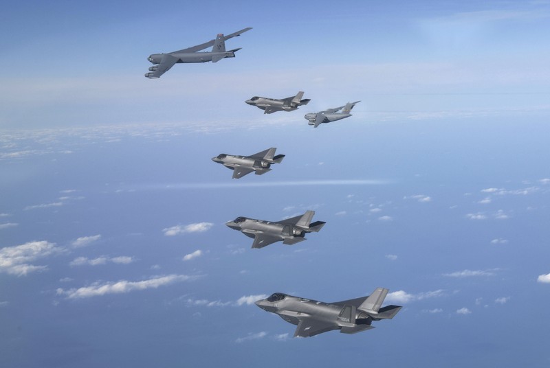 Pesawat pengebom B-52 AS, C-17 dan F-35 Angkatan Udara Korea Selatan terbang di atas Semenanjung Korea selama latihan udara bersama di Korea Selatan, Selasa (20/12/2022). Amerika Serikat mengerahkan sejumlah jet tempur pengebom dan siluman berkemampuan nuklir ke Semenanjung Korea. Pengerahan itu dilakukan dalam sebuah latihan unjuk kekuatan kepada Korea Utara usai adik perempuan Pemimpin Tertinggi Korut Kim Jong Un, Kim Yo Jong, mengancam akan menguji coba rudal balistik antarbenua dengan jarak sesungguhnya yang dapat mencapai daratan AS. (South Korean Defense Ministry via AP)