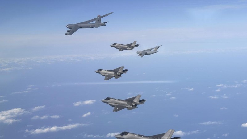 Pesawat pengebom B-52 AS, C-17 dan F-35 Angkatan Udara Korea Selatan terbang di atas Semenanjung Korea selama latihan udara bersama di Korea Selatan, Selasa (20/12/2022). Amerika Serikat mengerahkan sejumlah jet tempur pengebom dan siluman berkemampuan nuklir ke Semenanjung Korea. Pengerahan itu dilakukan dalam sebuah latihan unjuk kekuatan kepada Korea Utara usai adik perempuan Pemimpin Tertinggi Korut Kim Jong Un, Kim Yo Jong, mengancam akan menguji coba rudal balistik antarbenua dengan jarak sesungguhnya yang dapat mencapai daratan AS. (South Korean Defense Ministry via AP)
