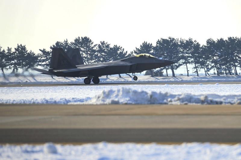 Pesawat pengebom B-52 AS, C-17 dan F-35 Angkatan Udara Korea Selatan terbang di atas Semenanjung Korea selama latihan udara bersama di Korea Selatan Pesawat pengebom B-52 AS, C-17 dan F-35 Angkatan Udara Korea Selatan terbang di atas Semenanjung Korea selama latihan udara bersama di Korea Selatan, Selasa (20/12/2022). Amerika Serikat mengerahkan sejumlah jet tempur pengebom dan siluman berkemampuan nuklir ke Semenanjung Korea. Pengerahan itu dilakukan dalam sebuah latihan unjuk kekuatan kepada Korea Utara usai adik perempuan Pemimpin Tertinggi Korut Kim Jong Un, Kim Yo Jong, mengancam akan menguji coba rudal balistik antarbenua dengan jarak sesungguhnya yang dapat mencapai daratan AS. (South Korean Defense Ministry via AP)