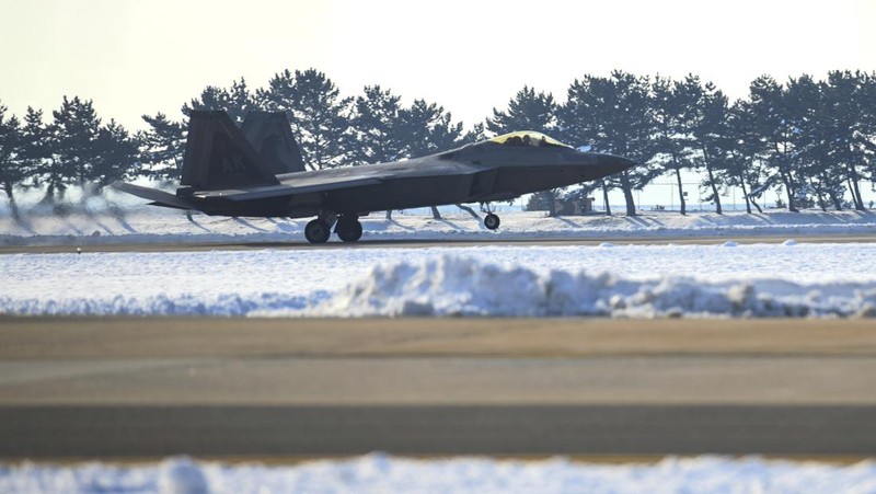 Pesawat pengebom B-52 AS, C-17 dan F-35 Angkatan Udara Korea Selatan terbang di atas Semenanjung Korea selama latihan udara bersama di Korea Selatan, Selasa (20/12/2022). Amerika Serikat mengerahkan sejumlah jet tempur pengebom dan siluman berkemampuan nuklir ke Semenanjung Korea. Pengerahan itu dilakukan dalam sebuah latihan unjuk kekuatan kepada Korea Utara usai adik perempuan Pemimpin Tertinggi Korut Kim Jong Un, Kim Yo Jong, mengancam akan menguji coba rudal balistik antarbenua dengan jarak sesungguhnya yang dapat mencapai daratan AS. (South Korean Defense Ministry via AP)