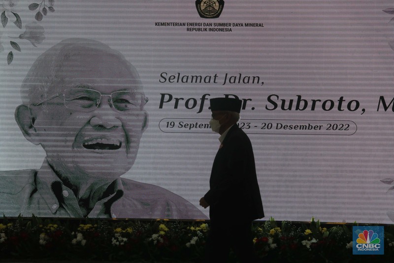 Sejumlah pelayat mendoakan jenazah menteri Pertambangan dan Energi periode 1978-1988 Prof. Dr. Subroto di Gedung Chairul Saleh kantor Sekretariat Jenderal Kementerian ESDM Sejumlah pelayat mendoakan jenazah menteri Pertambangan dan Energi periode 1978-1988 Prof. Dr. Subroto di Gedung Chairul Saleh kantor Sekretariat Jenderal Kementerian ESDM, Jakarta, Rabu, (21/12/2022). Prof.Subroto meninggal pada pukul 16.25 WIB hari ini di Jakarta, pada usia 99 tahun dan akan dimakamkan di Taman Makam Pahlawan Kalibata. (CNBC Indonesia/ Muhammad Sabki)