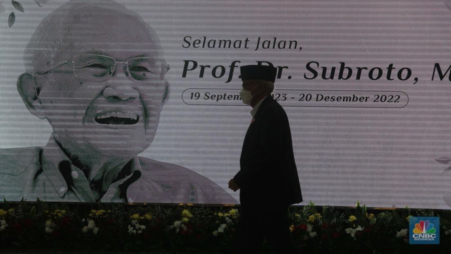 Sejumlah pelayat mendoakan  jenazah menteri Pertambangan dan Energi periode 1978-1988 Prof. Dr. Subroto di Gedung Chairul Saleh kantor Sekretariat Jenderal Kementerian ESDM, Jakarta, Rabu, (21/12/2022). Prof.Subroto meninggal pada pukul 16.25 WIB hari ini di Jakarta, pada usia 99 tahun dan akan dimakamkan di Taman Makam Pahlawan Kalibata. (CNBC Indonesia/ Muhammad Sabki)