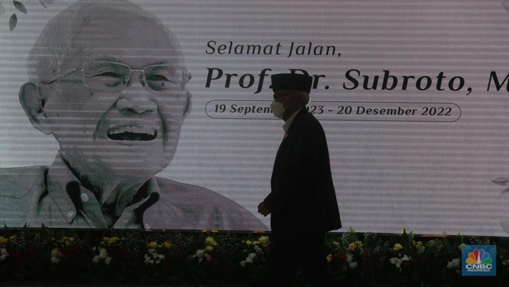 Sejumlah pelayat mendoakan jenazah menteri Pertambangan dan Energi periode 1978-1988 Prof. Dr. Subroto di Gedung Chairul Saleh kantor Sekretariat Jenderal Kementerian ESDM Sejumlah pelayat mendoakan jenazah menteri Pertambangan dan Energi periode 1978-1988 Prof. Dr. Subroto di Gedung Chairul Saleh kantor Sekretariat Jenderal Kementerian ESDM, Jakarta, Rabu, (21/12/2022). Prof.Subroto meninggal pada pukul 16.25 WIB hari ini di Jakarta, pada usia 99 tahun dan akan dimakamkan di Taman Makam Pahlawan Kalibata. (CNBC Indonesia/ Muhammad Sabki)