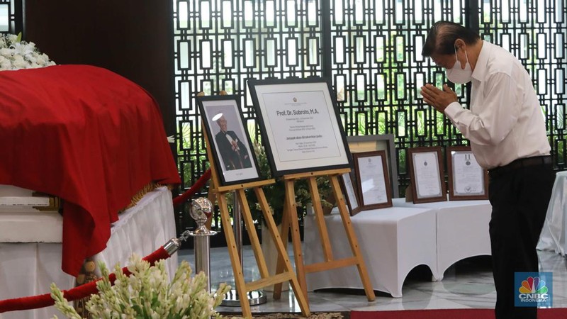 Sejumlah pelayat mendoakan  jenazah menteri Pertambangan dan Energi periode 1978-1988 Prof. Dr. Subroto di Gedung Chairul Saleh kantor Sekretariat Jenderal Kementerian ESDM, Jakarta, Rabu, (21/12/2022). Prof.Subroto meninggal pada pukul 16.25 WIB hari ini di Jakarta, pada usia 99 tahun dan akan dimakamkan di Taman Makam Pahlawan Kalibata. (CNBC Indonesia/ Muhammad Sabki)