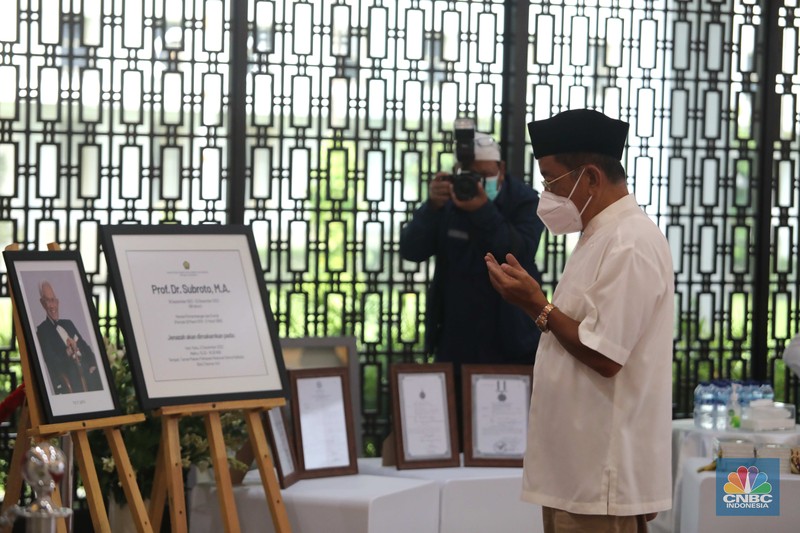 Sejumlah pelayat mendoakan  jenazah menteri Pertambangan dan Energi periode 1978-1988 Prof. Dr. Subroto di Gedung Chairul Saleh kantor Sekretariat Jenderal Kementerian ESDM, Jakarta, Rabu, (21/12/2022). Prof.Subroto meninggal pada pukul 16.25 WIB hari ini di Jakarta, pada usia 99 tahun dan akan dimakamkan di Taman Makam Pahlawan Kalibata. (CNBC Indonesia/ Muhammad Sabki)