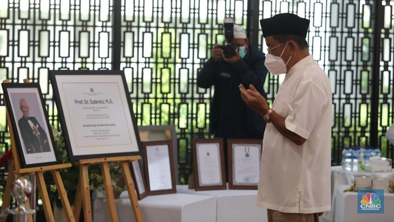Sejumlah pelayat mendoakan  jenazah menteri Pertambangan dan Energi periode 1978-1988 Prof. Dr. Subroto di Gedung Chairul Saleh kantor Sekretariat Jenderal Kementerian ESDM, Jakarta, Rabu, (21/12/2022). Prof.Subroto meninggal pada pukul 16.25 WIB hari ini di Jakarta, pada usia 99 tahun dan akan dimakamkan di Taman Makam Pahlawan Kalibata. (CNBC Indonesia/ Muhammad Sabki)