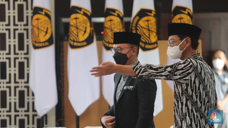 Sejumlah pelayat mendoakan jenazah menteri Pertambangan dan Energi periode 1978-1988 Prof. Dr. Subroto di Gedung Chairul Saleh kantor Sekretariat Jenderal Kementerian ESDM Sejumlah pelayat mendoakan jenazah menteri Pertambangan dan Energi periode 1978-1988 Prof. Dr. Subroto di Gedung Chairul Saleh kantor Sekretariat Jenderal Kementerian ESDM, Jakarta, Rabu, (21/12/2022). Prof.Subroto meninggal pada pukul 16.25 WIB hari ini di Jakarta, pada usia 99 tahun dan akan dimakamkan di Taman Makam Pahlawan Kalibata. (CNBC Indonesia/ Muhammad Sabki)