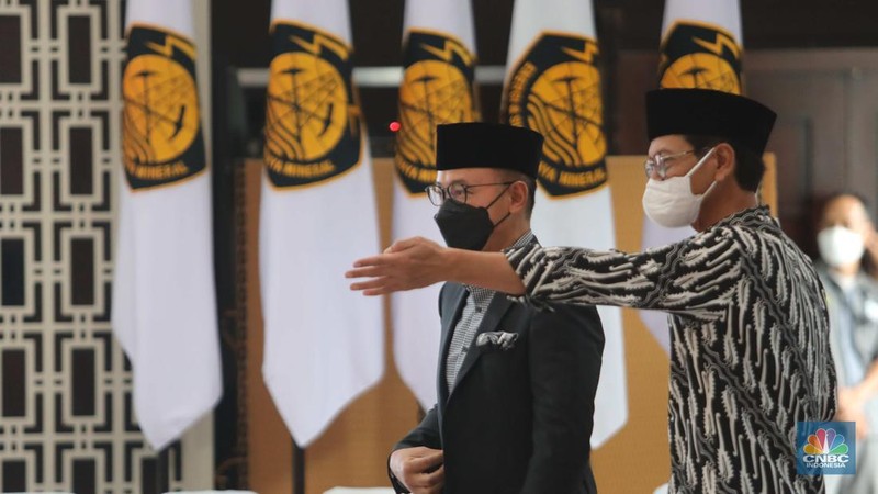 Sejumlah pelayat mendoakan  jenazah menteri Pertambangan dan Energi periode 1978-1988 Prof. Dr. Subroto di Gedung Chairul Saleh kantor Sekretariat Jenderal Kementerian ESDM, Jakarta, Rabu, (21/12/2022). Prof.Subroto meninggal pada pukul 16.25 WIB hari ini di Jakarta, pada usia 99 tahun dan akan dimakamkan di Taman Makam Pahlawan Kalibata. (CNBC Indonesia/ Muhammad Sabki)