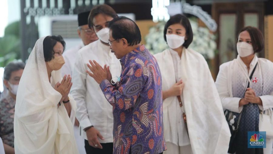 Sejumlah pelayat mendoakan  jenazah menteri Pertambangan dan Energi periode 1978-1988 Prof. Dr. Subroto di Gedung Chairul Saleh kantor Sekretariat Jenderal Kementerian ESDM, Jakarta, Rabu, (21/12/2022). Prof.Subroto meninggal pada pukul 16.25 WIB hari ini di Jakarta, pada usia 99 tahun dan akan dimakamkan di Taman Makam Pahlawan Kalibata. (CNBC Indonesia/ Muhammad Sabki)