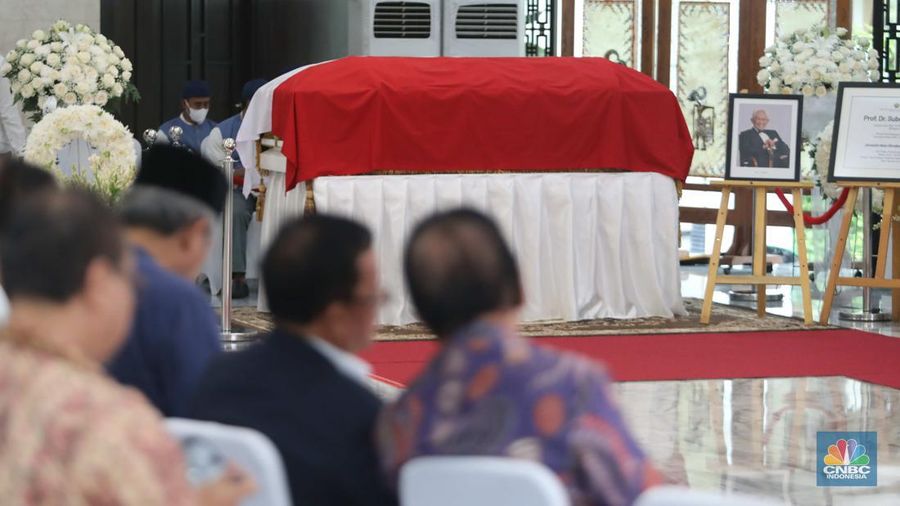 Sejumlah pelayat mendoakan  jenazah menteri Pertambangan dan Energi periode 1978-1988 Prof. Dr. Subroto di Gedung Chairul Saleh kantor Sekretariat Jenderal Kementerian ESDM, Jakarta, Rabu, (21/12/2022). Prof.Subroto meninggal pada pukul 16.25 WIB hari ini di Jakarta, pada usia 99 tahun dan akan dimakamkan di Taman Makam Pahlawan Kalibata. (CNBC Indonesia/ Muhammad Sabki)
