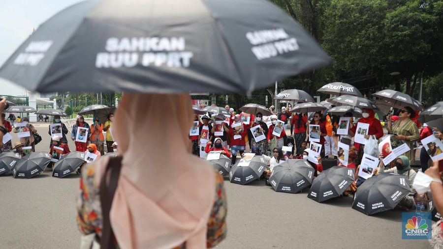 Sekelompok ibu Pekerja Rumah Tangga (PRT) melakukan aksi di Panggung Aspirasi di seberang Istana Negara Kawasan Monas, Jakarta Rabu, 21/12. (CNBC Indonesia/ Muhammad Sabki)