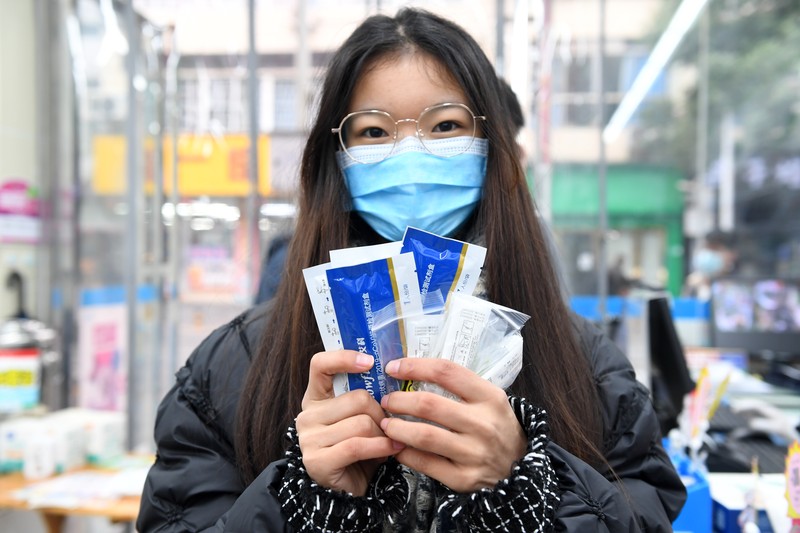 Obat-obatan untuk flu, demam, batuk, dan obat anti-bakteri dan anti-inflamasi sangat diminati dalam beberapa hari terakhir karena lonjakan infeksi di seluruh negeri. Warga berbaris di depan apotek untuk membeli obat pada 20 Desember 2022 di Nanjing, Provinsi Jiangsu China. Obat-obatan untuk flu, demam, batuk, dan obat anti-bakteri dan anti-inflamasi sangat diminati dalam beberapa hari terakhir karena lonjakan infeksi di seluruh negeri. (Photo by VCG/VCG via Getty Images)