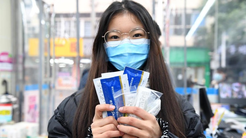 Warga berbaris di depan apotek untuk membeli obat pada 20 Desember 2022 di Nanjing, Provinsi Jiangsu China. Obat-obatan untuk flu, demam, batuk, dan obat anti-bakteri dan anti-inflamasi sangat diminati dalam beberapa hari terakhir karena lonjakan infeksi di seluruh negeri. (Photo by VCG/VCG via Getty Images)