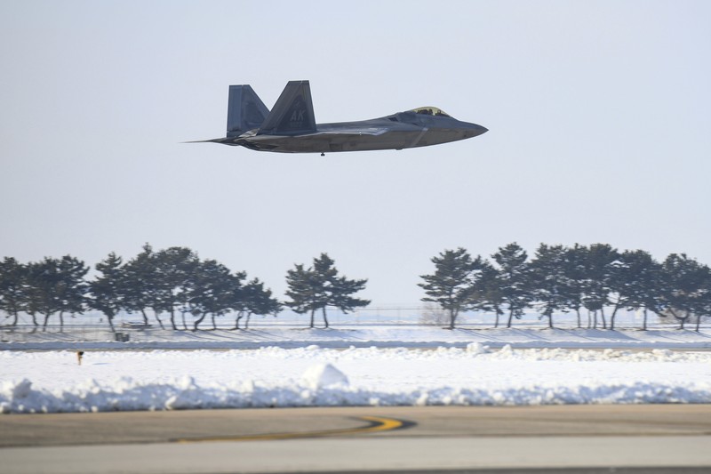 Pesawat pengebom B-52 AS, C-17 dan F-35 Angkatan Udara Korea Selatan terbang di atas Semenanjung Korea selama latihan udara bersama di Korea Selatan Pesawat pengebom B-52 AS, C-17 dan F-35 Angkatan Udara Korea Selatan terbang di atas Semenanjung Korea selama latihan udara bersama di Korea Selatan, Selasa (20/12/2022). Amerika Serikat mengerahkan sejumlah jet tempur pengebom dan siluman berkemampuan nuklir ke Semenanjung Korea. Pengerahan itu dilakukan dalam sebuah latihan unjuk kekuatan kepada Korea Utara usai adik perempuan Pemimpin Tertinggi Korut Kim Jong Un, Kim Yo Jong, mengancam akan menguji coba rudal balistik antarbenua dengan jarak sesungguhnya yang dapat mencapai daratan AS. (South Korean Defense Ministry via AP)