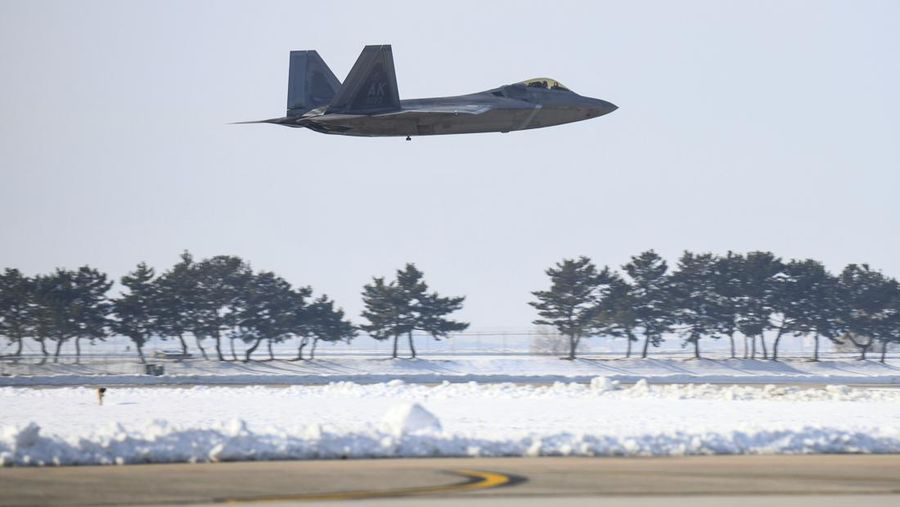 Pesawat pengebom B-52 AS, C-17 dan F-35 Angkatan Udara Korea Selatan terbang di atas Semenanjung Korea selama latihan udara bersama di Korea Selatan, Selasa (20/12/2022). Amerika Serikat mengerahkan sejumlah jet tempur pengebom dan siluman berkemampuan nuklir ke Semenanjung Korea. Pengerahan itu dilakukan dalam sebuah latihan unjuk kekuatan kepada Korea Utara usai adik perempuan Pemimpin Tertinggi Korut Kim Jong Un, Kim Yo Jong, mengancam akan menguji coba rudal balistik antarbenua dengan jarak sesungguhnya yang dapat mencapai daratan AS. (South Korean Defense Ministry via AP)