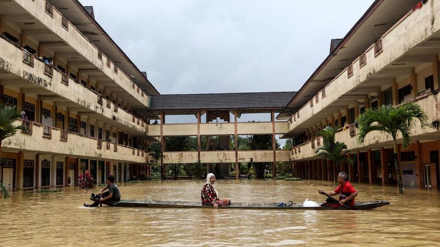 Warga diselamatkan dengan perahu dari pusat bantuan banjir saat air banjir naik dan sebagian bangunan terendam di Dungun, Terengganu, Malaysia 21 Desember 2022. Warga diselamatkan dengan perahu dari pusat bantuan banjir saat air banjir naik dan sebagian bangunan terendam di Dungun, Terengganu, Malaysia 21 Desember 2022. Lebih dari 70.000 orang terpaksa mengungsi ke pusat bantuan, dengan jumlah yang meningkat di Kelantan, Terengganu dan Pahang , menurut media setempat. (REUTERS/Stringer)