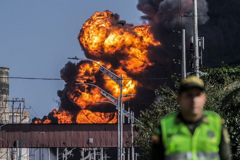 Asap hitam mengepul dari kebakaran di depot hidrokarbon di Barranquilla, Kolombia, pada 21 Desember 2022. Pihak berwenang melaporkan kebakaran serius di kota Barranquilla, Kolombia, tampaknya menunjukkan sembilan mesin dari Dinas Pemadam Kebakaran yang melayani pemadam kebakaran. meledak di salah satu tangki penyimpanan. darurat dan pihak berwenang mengatakan bahwa keadaan darurat dapat memakan waktu antara dua dan tiga hari. (David Moran/Anadolu Agency via Getty Images)