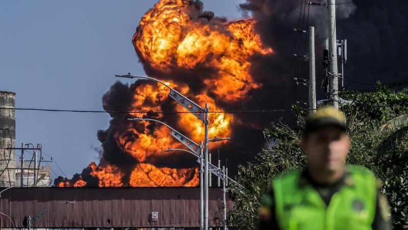 Asap hitam mengepul dari kebakaran di depot hidrokarbon di Barranquilla, Kolombia, pada 21 Desember 2022. Pihak berwenang melaporkan kebakaran serius di kota Barranquilla, Kolombia, tampaknya menunjukkan sembilan mesin dari Dinas Pemadam Kebakaran yang melayani pemadam kebakaran. meledak di salah satu tangki penyimpanan. darurat dan pihak berwenang mengatakan bahwa keadaan darurat dapat memakan waktu antara dua dan tiga hari. (David Moran/Anadolu Agency via Getty Images)