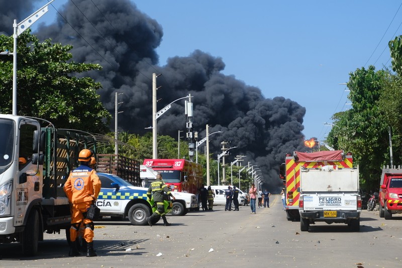 Asap hitam mengepul dari kebakaran di depot hidrokarbon di Barranquilla, Kolombia, pada 21 Desember 2022. Asap hitam mengepul dari kebakaran di depot hidrokarbon di Barranquilla, Kolombia, pada 21 Desember 2022. Pihak berwenang melaporkan kebakaran serius di kota Barranquilla, Kolombia, tampaknya menunjukkan sembilan mesin dari Dinas Pemadam Kebakaran yang melayani pemadam kebakaran. meledak di salah satu tangki penyimpanan. darurat dan pihak berwenang mengatakan bahwa keadaan darurat dapat memakan waktu antara dua dan tiga hari. (David Moran/Anadolu Agency via Getty Images)