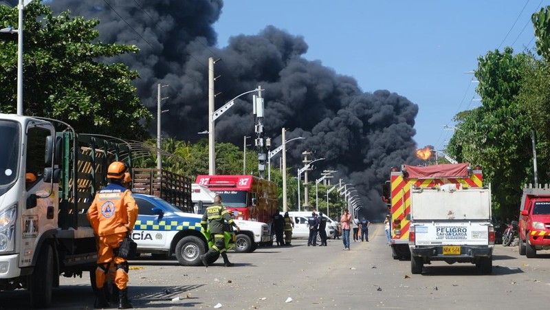 Asap hitam mengepul dari kebakaran di depot hidrokarbon di Barranquilla, Kolombia, pada 21 Desember 2022. Pihak berwenang melaporkan kebakaran serius di kota Barranquilla, Kolombia, tampaknya menunjukkan sembilan mesin dari Dinas Pemadam Kebakaran yang melayani pemadam kebakaran. meledak di salah satu tangki penyimpanan. darurat dan pihak berwenang mengatakan bahwa keadaan darurat dapat memakan waktu antara dua dan tiga hari. (David Moran/Anadolu Agency via Getty Images)