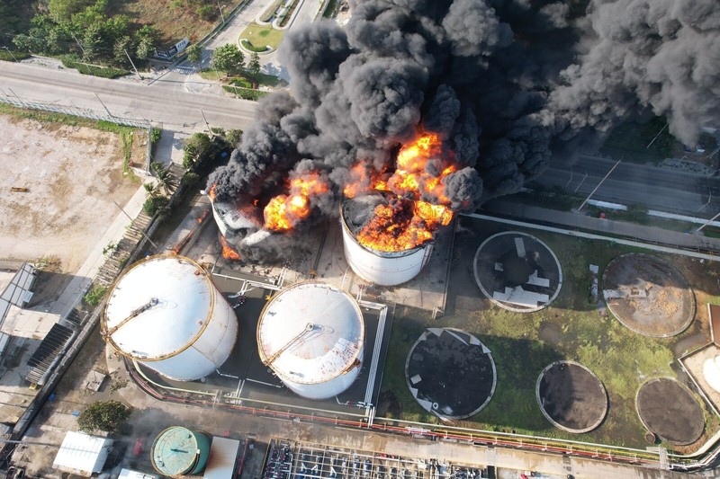 Asap hitam mengepul dari kebakaran di depot hidrokarbon di Barranquilla, Kolombia, pada 21 Desember 2022. Asap hitam mengepul dari kebakaran di depot hidrokarbon di Barranquilla, Kolombia, pada 21 Desember 2022. Pihak berwenang melaporkan kebakaran serius di kota Barranquilla, Kolombia, tampaknya menunjukkan sembilan mesin dari Dinas Pemadam Kebakaran yang melayani pemadam kebakaran. meledak di salah satu tangki penyimpanan. darurat dan pihak berwenang mengatakan bahwa keadaan darurat dapat memakan waktu antara dua dan tiga hari. (David Moran/Anadolu Agency via Getty Images)