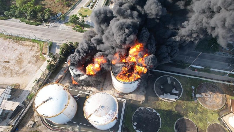 Asap hitam mengepul dari kebakaran di depot hidrokarbon di Barranquilla, Kolombia, pada 21 Desember 2022. Pihak berwenang melaporkan kebakaran serius di kota Barranquilla, Kolombia, tampaknya menunjukkan sembilan mesin dari Dinas Pemadam Kebakaran yang melayani pemadam kebakaran. meledak di salah satu tangki penyimpanan. darurat dan pihak berwenang mengatakan bahwa keadaan darurat dapat memakan waktu antara dua dan tiga hari. (David Moran/Anadolu Agency via Getty Images)