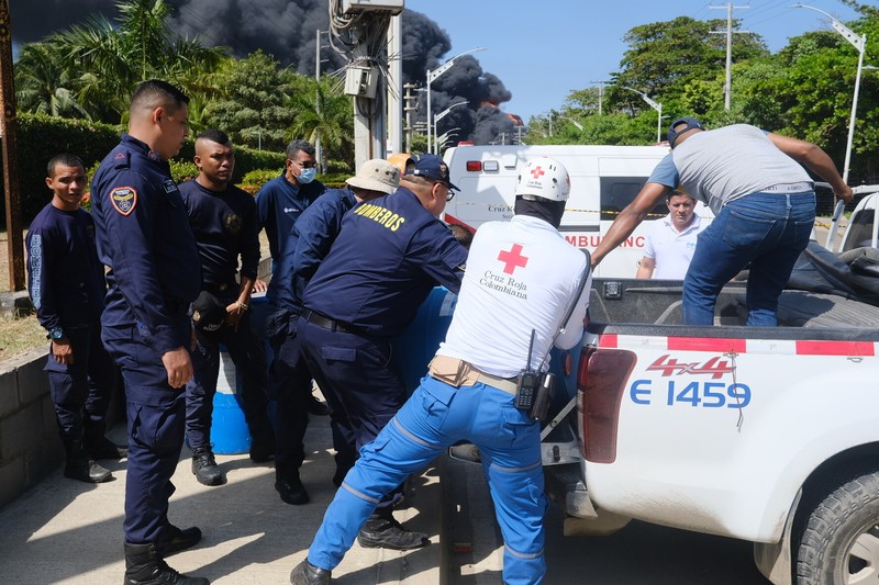 Asap hitam mengepul dari kebakaran di depot hidrokarbon di Barranquilla, Kolombia, pada 21 Desember 2022. Pihak berwenang melaporkan kebakaran serius di kota Barranquilla, Kolombia, tampaknya menunjukkan sembilan mesin dari Dinas Pemadam Kebakaran yang melayani pemadam kebakaran. meledak di salah satu tangki penyimpanan. darurat dan pihak berwenang mengatakan bahwa keadaan darurat dapat memakan waktu antara dua dan tiga hari. (David Moran/Anadolu Agency via Getty Images)