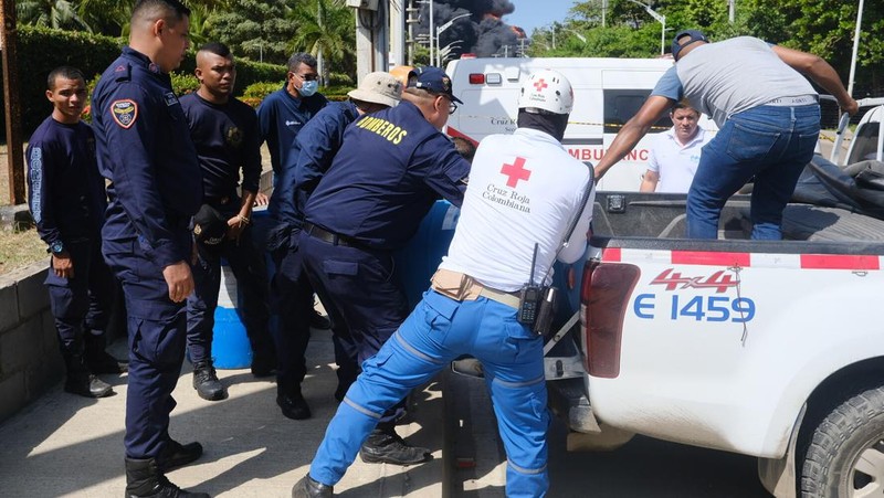 Asap hitam mengepul dari kebakaran di depot hidrokarbon di Barranquilla, Kolombia, pada 21 Desember 2022. Pihak berwenang melaporkan kebakaran serius di kota Barranquilla, Kolombia, tampaknya menunjukkan sembilan mesin dari Dinas Pemadam Kebakaran yang melayani pemadam kebakaran. meledak di salah satu tangki penyimpanan. darurat dan pihak berwenang mengatakan bahwa keadaan darurat dapat memakan waktu antara dua dan tiga hari. (David Moran/Anadolu Agency via Getty Images)