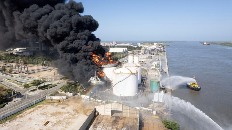 Asap hitam mengepul dari kebakaran di depot hidrokarbon di Barranquilla, Kolombia, pada 21 Desember 2022. Pihak berwenang melaporkan kebakaran serius di kota Barranquilla, Kolombia, tampaknya menunjukkan sembilan mesin dari Dinas Pemadam Kebakaran yang melayani pemadam kebakaran. meledak di salah satu tangki penyimpanan. darurat dan pihak berwenang mengatakan bahwa keadaan darurat dapat memakan waktu antara dua dan tiga hari. (David Moran/Anadolu Agency via Getty Images)