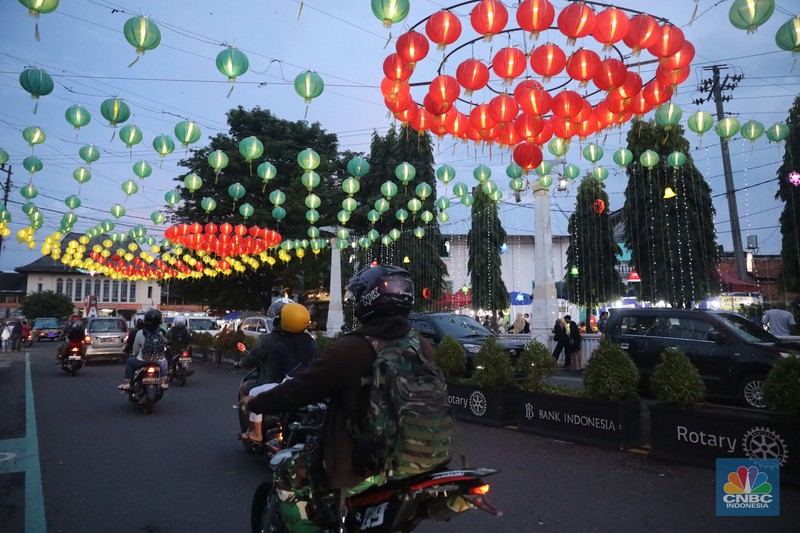 Pekerja menyelesaikan pembuatan hiasan untuk perayaan Natal di Gereja Katedral, Jakarta Pusat, Kamis (22/12/2022). Menjelang peringatan Natal pada Minggu (25/12/2022). Gereja Katedral Jakarta melakukan sejumlah persiapan. Persiapan dilakukan di antaranya membuat pernak-pernik untuk perayaan Natal. (CNBC Indonesia/ Muhammad Sabki)