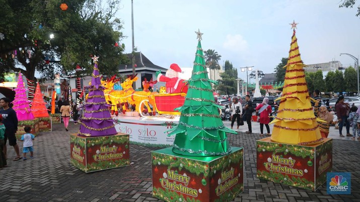 Salah satu dekorasi Natal dan Tahun Baru unik lainnya dipasang di Jalan Jenderal Sudirman, Solo, Jawa Tengah. Sepanjang jalan Jenderal Sudirman dan area Pasar Gede kembali meriah dengan mulai dipasangnya ornamen Natal dan Tahun Baru. Sebanyak 13 Pohon Natal artifisial dipasang di sepanjang Jenderal Sudirman, sedangkan lampion-lampion Natal juga sudah terpasang di jembatan Pasar Gede Solo.  (CNBC Indonesia/ Muhammad Sabki)