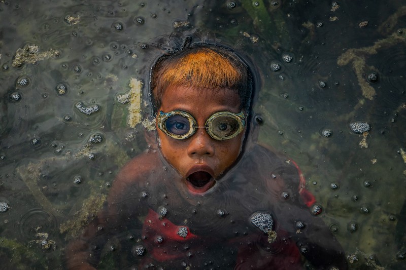 Suku Bajo di Sulawesi, Indonesia BUTON, SOUTH EAST SULAWESI, INDONESIA - 2020/10/01: Dimas Saputra (10 years old) is seen posing with his favorite boat right in front of his house.
The life of the Bajo tribe, from birth to adulthood, is dependent on the sea. Everything is done there, from looking for food to all life activities carried out in the sea. Dimas Saputra is one of the many children who became an accomplished bajo child with extraordinary diving skills at a young age. Since childhood, his father Muhammad Ajran (36 years old) and his mother Sunarti (35 years old) have been accustomed to knowing and uniting with nature. (Photo by Andry Denisah/SOPA Images/LightRocket via Getty Images)