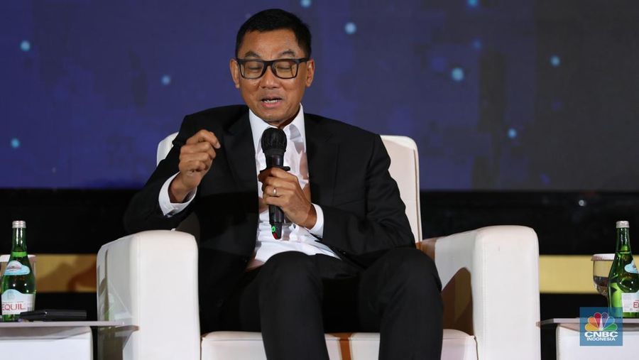 Direktur Utama PLN, Darmawan Prasodjo dalam acara forum Transisi Energi Indonesia di Menara Bank Mega (MBM) Jakarta, Kamis (22/12/2022). (CNBC Indonesia/Tri Susilo)