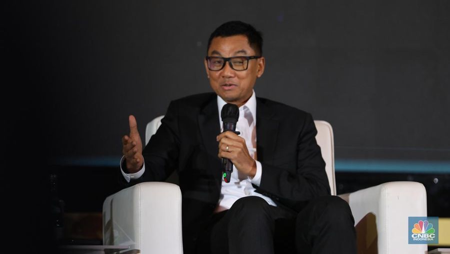 Direktur Utama PLN, Darmawan Prasodjo dalam acara forum Transisi Energi Indonesia di Menara Bank Mega (MBM) Jakarta, Kamis (22/12/2022). (CNBC Indonesia/Tri Susilo)