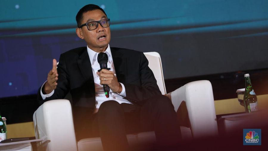 Direktur Utama PLN, Darmawan Prasodjo dalam acara forum Transisi Energi Indonesia di Menara Bank Mega (MBM) Jakarta, Kamis (22/12/2022). (CNBC Indonesia/Tri Susilo)