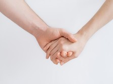 Mencium Istri atau Suami Membatalkan Puasa? Cek Hukumnya!