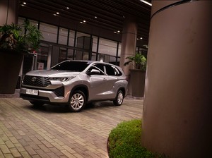 Beda Rp 90 Jutaan, Pilih Kijang Innova Zenix Hybrid atau BYD M6?