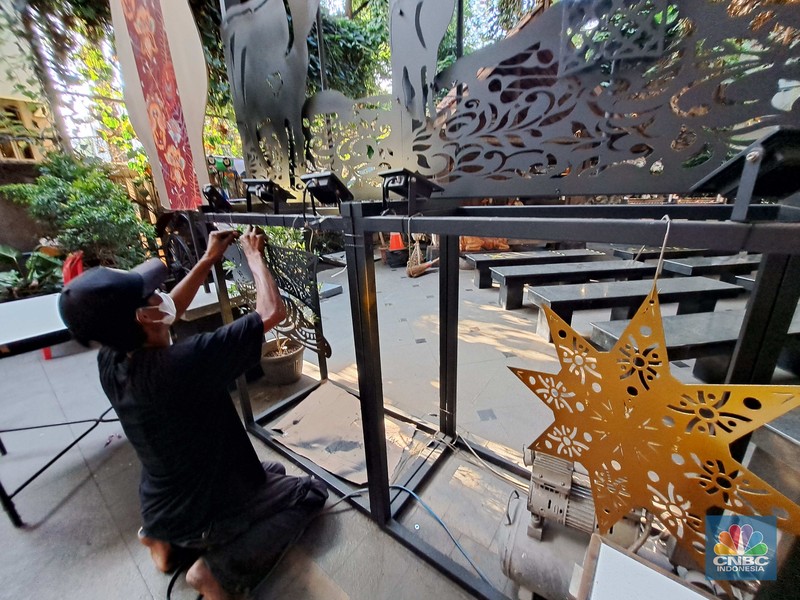 Pembuatan hiasan untuk perayaan Natal di Gereja Katedral Pekerja menyelesaikan pembuatan hiasan untuk perayaan Natal di Gereja Katedral, Jakarta Pusat, Kamis (22/12/2022). Menjelang peringatan Natal pada Minggu (25/12/2022). Gereja Katedral Jakarta melakukan sejumlah persiapan. Persiapan dilakukan di antaranya membuat pernak-pernik untuk perayaan Natal. (CNBC Indonesia/ Muhammad Sabki)