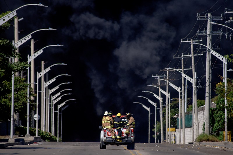 Asap hitam mengepul dari kebakaran di depot hidrokarbon di Barranquilla, Kolombia, pada 21 Desember 2022. Asap hitam mengepul dari kebakaran di depot hidrokarbon di Barranquilla, Kolombia, pada 21 Desember 2022. Pihak berwenang melaporkan kebakaran serius di kota Barranquilla, Kolombia, tampaknya menunjukkan sembilan mesin dari Dinas Pemadam Kebakaran yang melayani pemadam kebakaran. meledak di salah satu tangki penyimpanan. darurat dan pihak berwenang mengatakan bahwa keadaan darurat dapat memakan waktu antara dua dan tiga hari. (David Moran/Anadolu Agency via Getty Images)