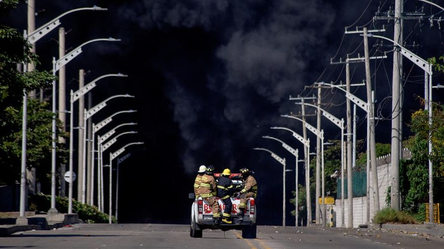 Asap hitam mengepul dari kebakaran di depot hidrokarbon di Barranquilla, Kolombia, pada 21 Desember 2022. Pihak berwenang melaporkan kebakaran serius di kota Barranquilla, Kolombia, tampaknya menunjukkan sembilan mesin dari Dinas Pemadam Kebakaran yang melayani pemadam kebakaran. meledak di salah satu tangki penyimpanan. darurat dan pihak berwenang mengatakan bahwa keadaan darurat dapat memakan waktu antara dua dan tiga hari. (David Moran/Anadolu Agency via Getty Images)
