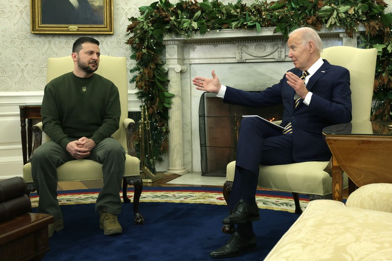 Presiden Joe Biden (Tengah) dan ibu negara Jill Biden menyambut Presiden Ukraina Volodymyr Zelensky di Gedung Putih pada 21 Desember 2022 di Washington, DC. Zelensky bertemu dengan Presiden Biden dalam perjalanan pertamanya yang diketahui ke luar Ukraina sejak invasi Rusia dimulai, dan kedua pemimpin diperkirakan akan membahas bantuan militer yang berkelanjutan. Zelensky dilaporkan akan berpidato di pertemuan gabungan Kongres di malam hari. (Alex Wong/Getty Images)