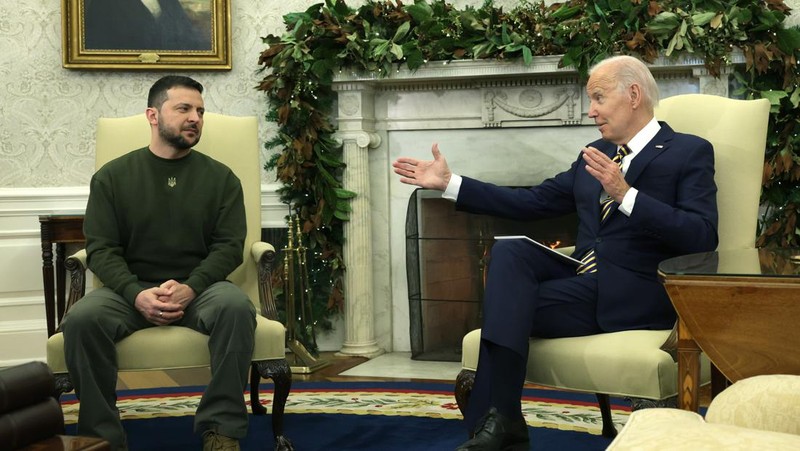 Presiden Joe Biden (Tengah) dan ibu negara Jill Biden menyambut Presiden Ukraina Volodymyr Zelensky di Gedung Putih pada 21 Desember 2022 di Washington, DC. Zelensky bertemu dengan Presiden Biden dalam perjalanan pertamanya yang diketahui ke luar Ukraina sejak invasi Rusia dimulai, dan kedua pemimpin diperkirakan akan membahas bantuan militer yang berkelanjutan. Zelensky dilaporkan akan berpidato di pertemuan gabungan Kongres di malam hari. (Alex Wong/Getty Images)